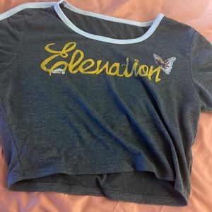 Selling a crop top because I can’t fit it it’s been wash so don’t worry